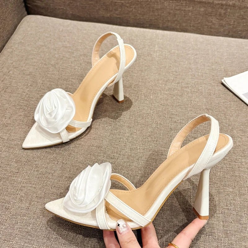 Romantische High Heels mit Rose & Seide – Spitzer Zehenbereich & Riemchen