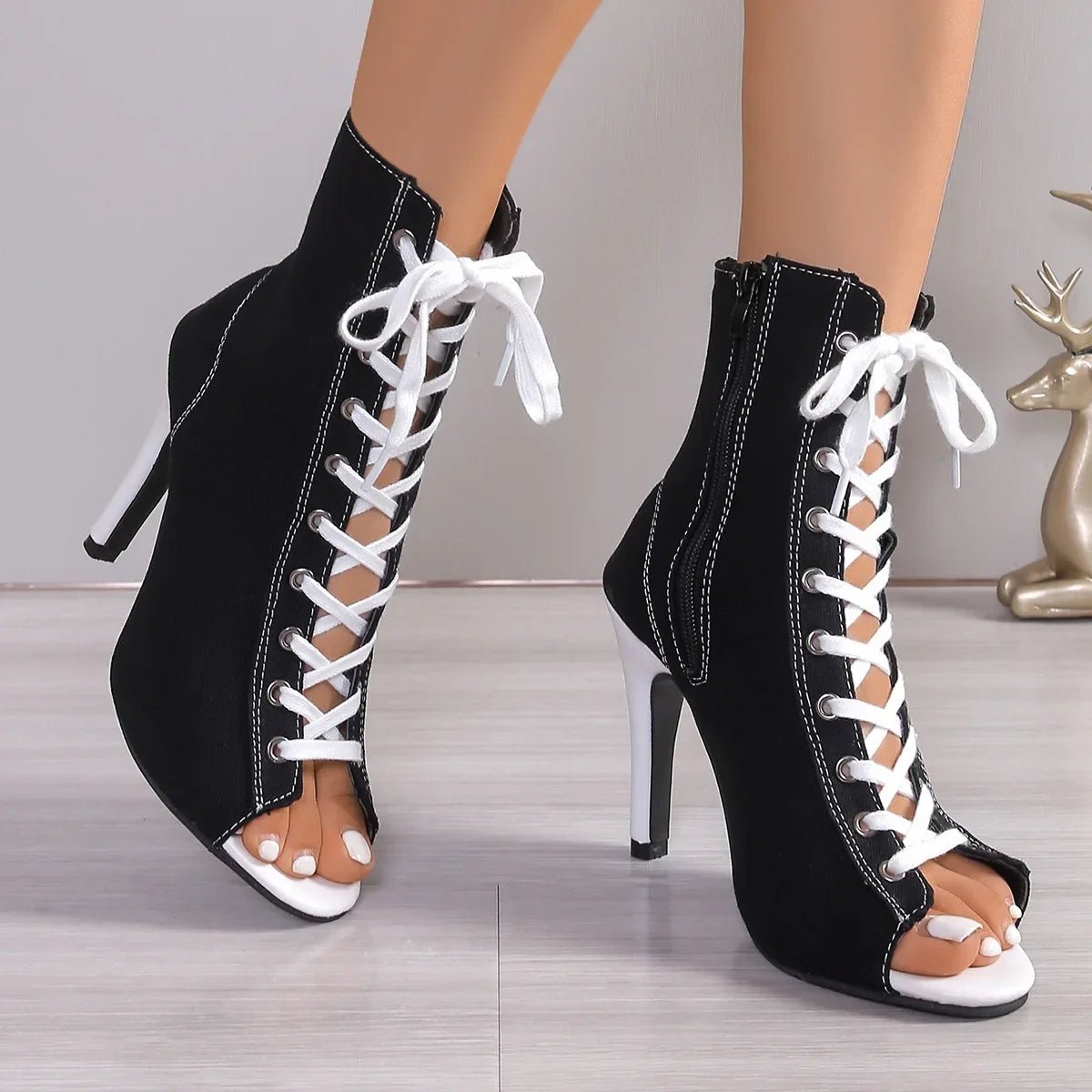 Stiefel mit offener Spitze & Schnürung