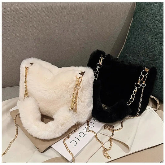 Damen Flauschige Schultertasche mit Kette