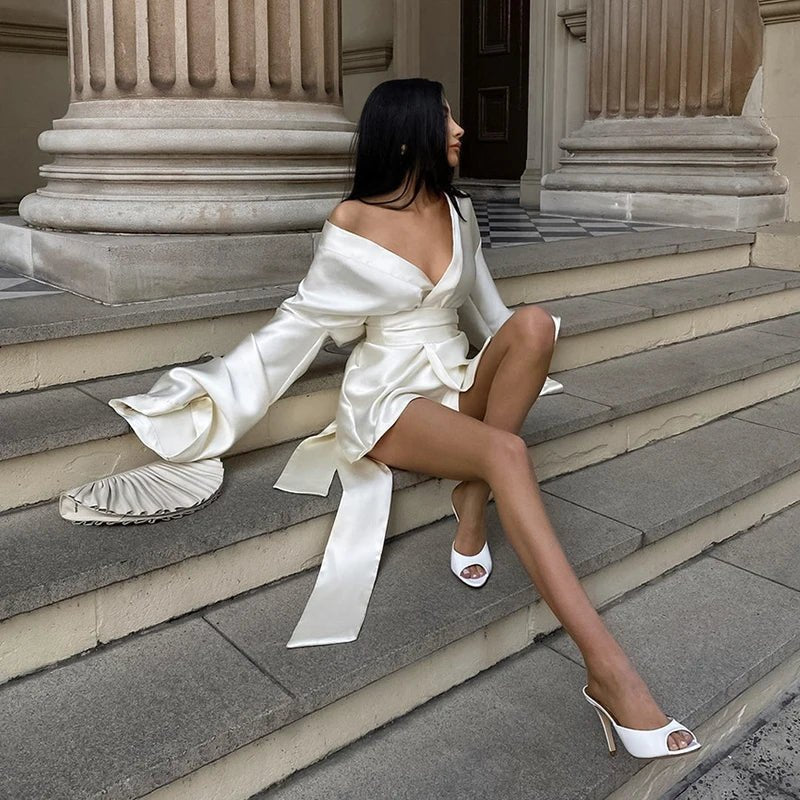 Elegantes Satin Kleid mit V-Ausschnitt & Bindetaille – Französischer Stil 2025