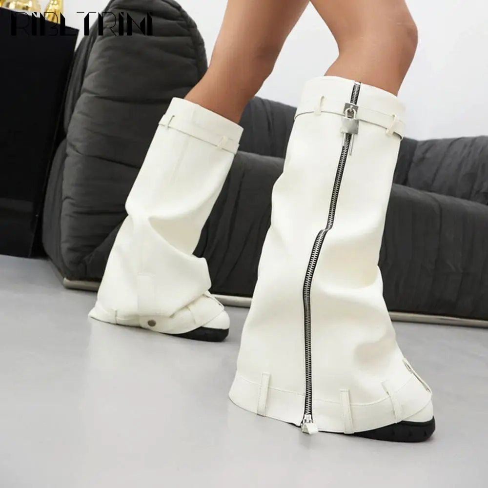 Metallic Plattform-Stiefel mit Falten & Vorhängeschloss – Kniehoch, High Heels, edgy Style