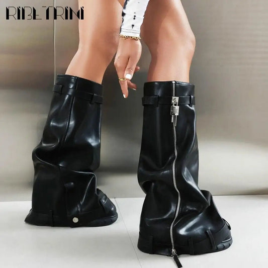 Metallic Plattform-Stiefel mit Falten & Vorhängeschloss – Kniehoch, High Heels, edgy Style