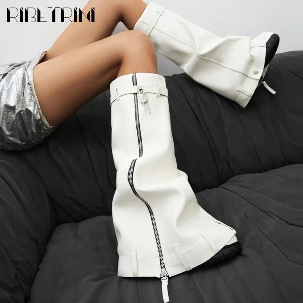 Metallic Plattform-Stiefel mit Falten & Vorhängeschloss – Kniehoch, High Heels, edgy Style