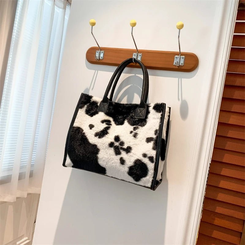Plüsch-Shopper mit Kuhmuster – Weiche Winter-Handtasche