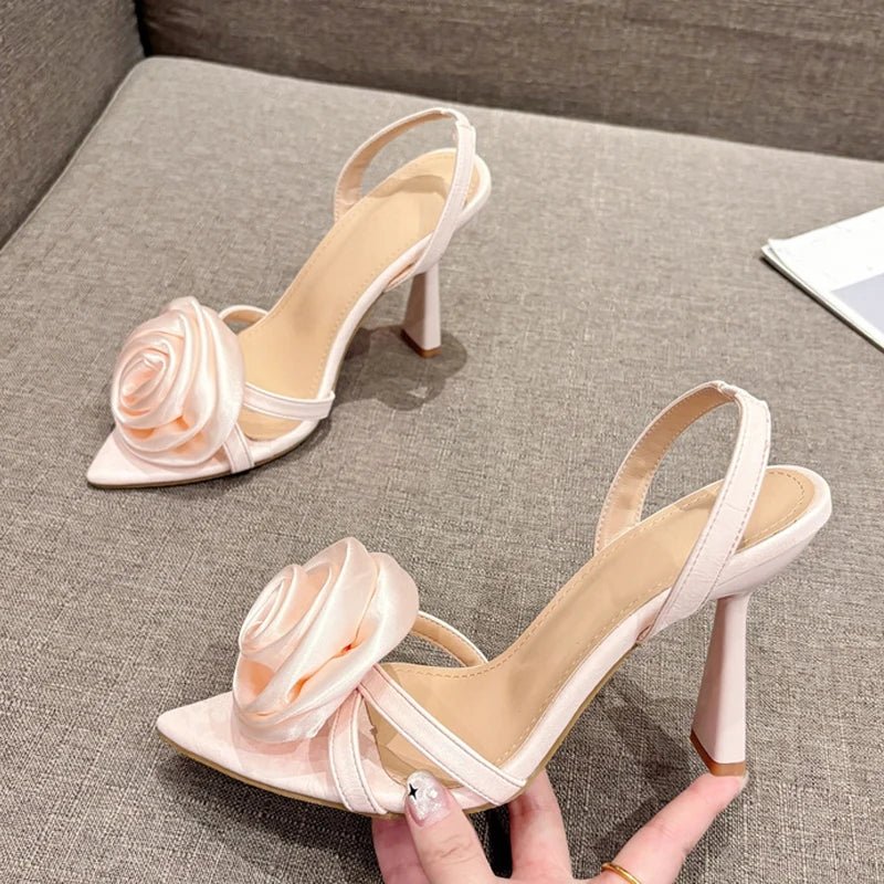 Romantische High Heels mit Rose & Seide – Spitzer Zehenbereich & Riemchen