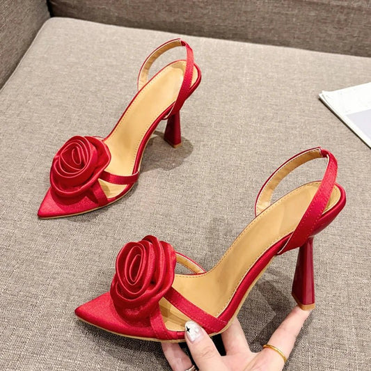 Romantische High Heels mit Rose & Seide – Spitzer Zehenbereich & Riemchen