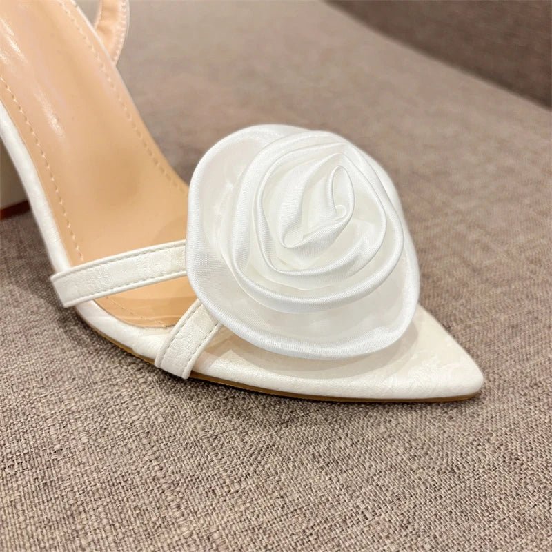 Romantische High Heels mit Rose & Seide – Spitzer Zehenbereich & Riemchen