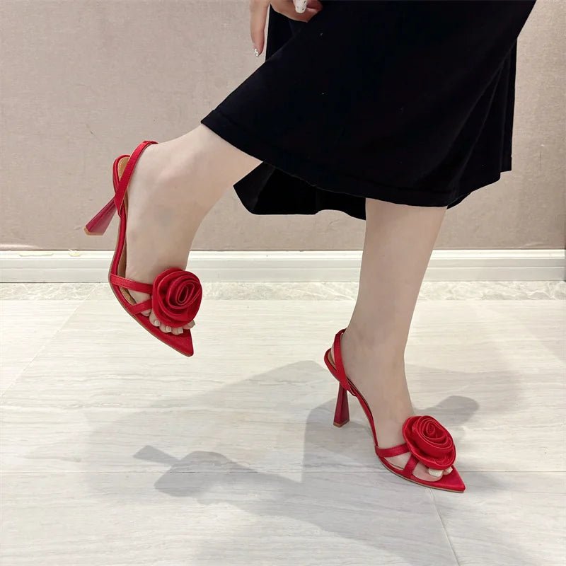 Romantische High Heels mit Rose & Seide – Spitzer Zehenbereich & Riemchen