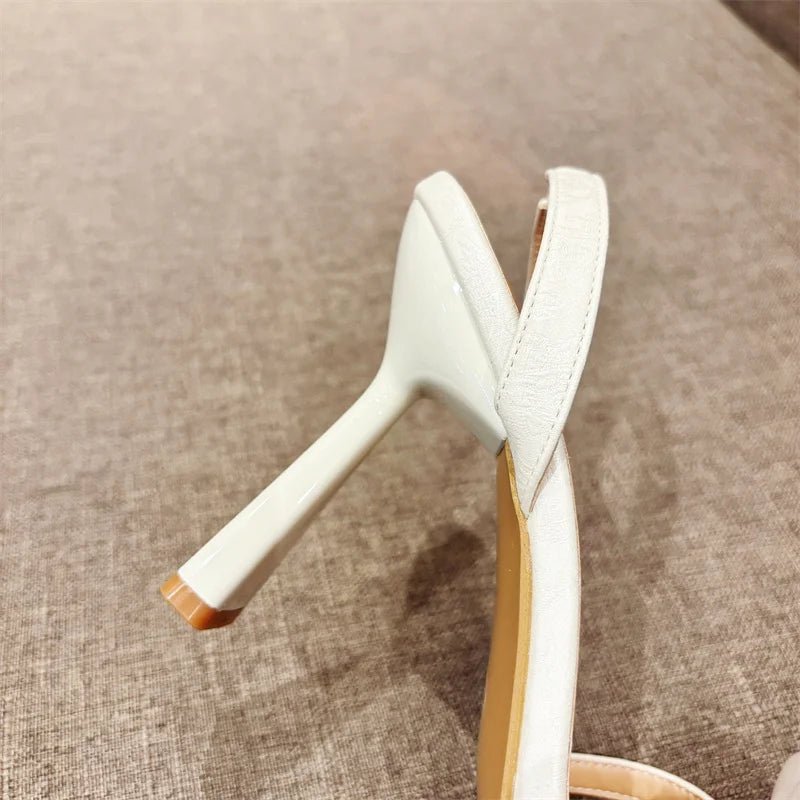 Romantische High Heels mit Rose & Seide – Spitzer Zehenbereich & Riemchen