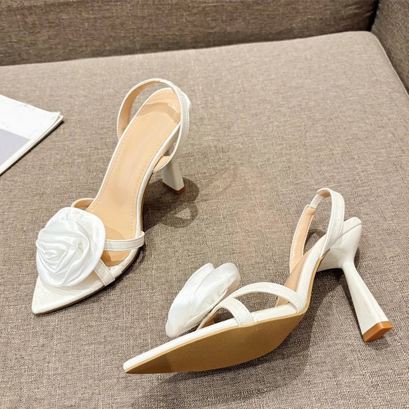 Romantische High Heels mit Rose & Seide – Spitzer Zehenbereich & Riemchen
