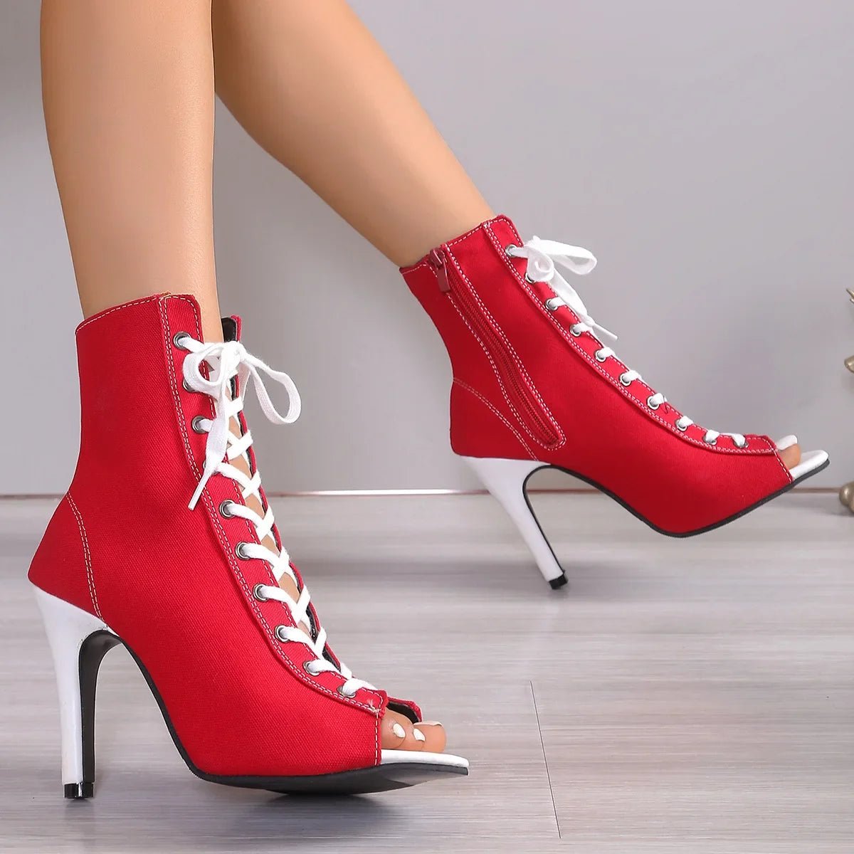 Stiefel mit offener Spitze & Schnürung