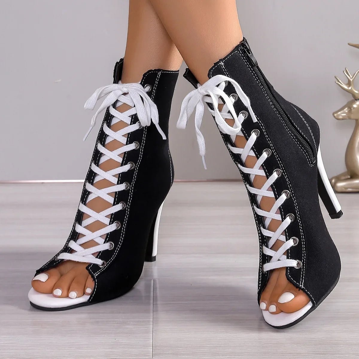 Stiefel mit offener Spitze & Schnürung