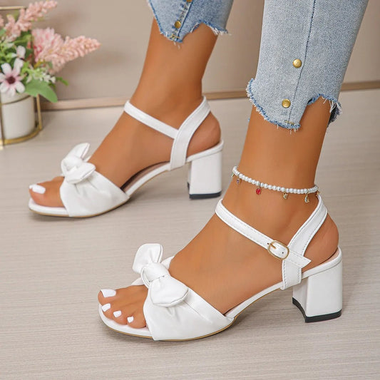 Weiße High Heels mit Blockabsatz & Schleife