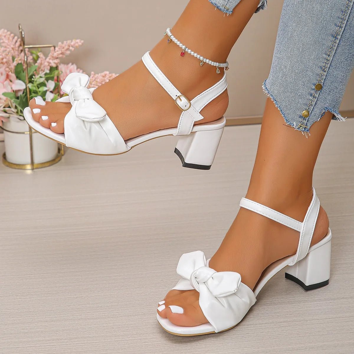 Weiße High Heels mit Blockabsatz & Schleife